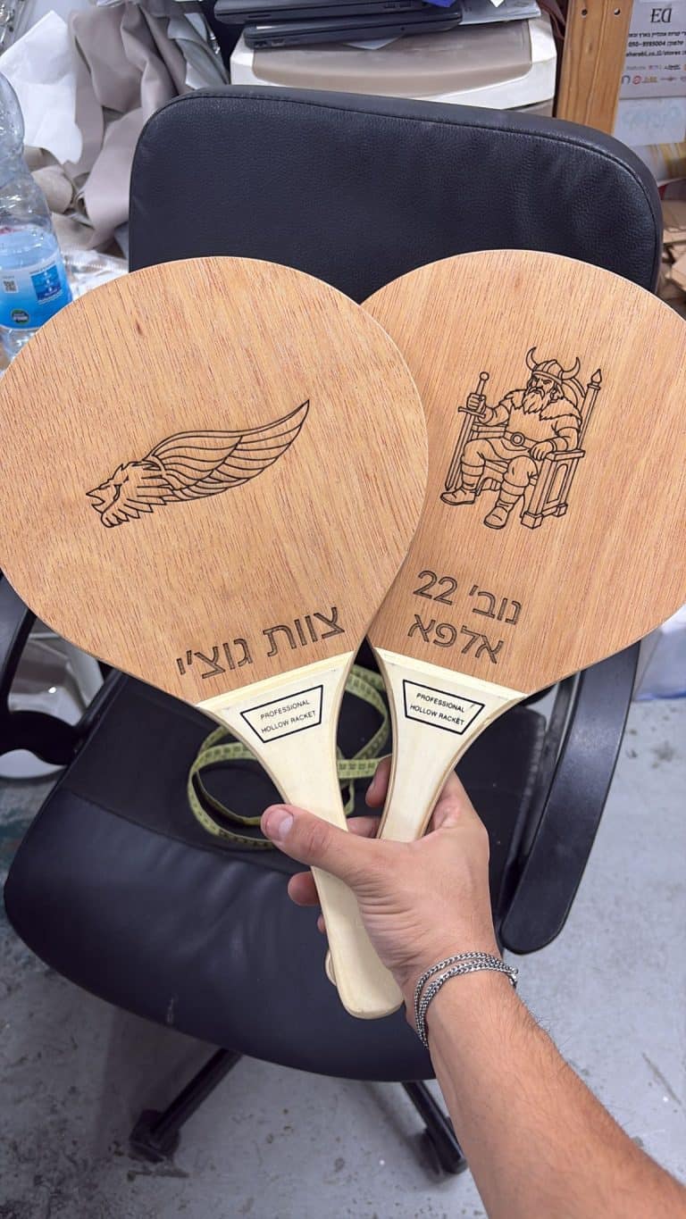 חריטה של זוג מטקות ציור של ויקינג וכנף אריה