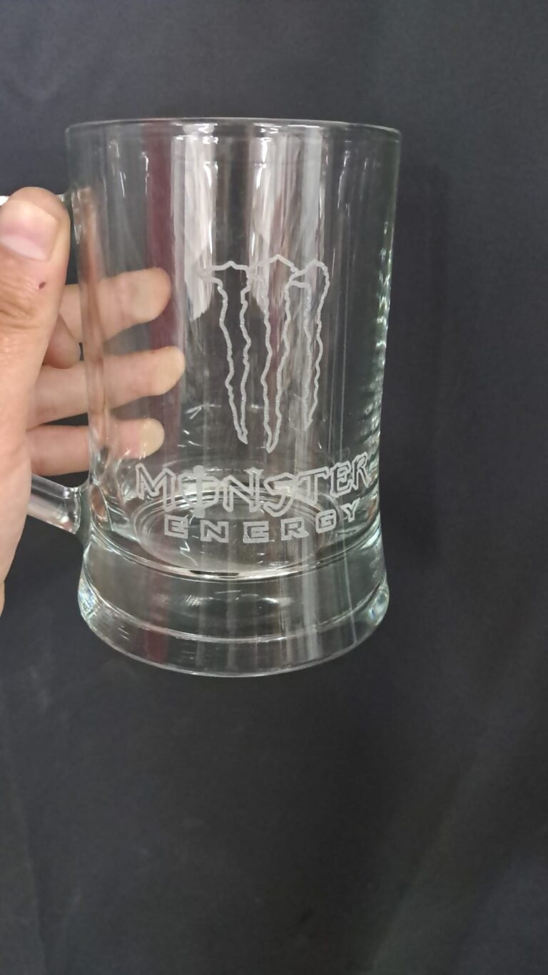 חריטה של לוגו Monster Energy על כוס בירה זכוכית עם ידית