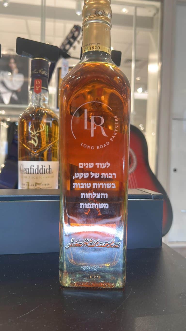 חריטה של לוגו והקדשה על בקבוק גולד לייבל