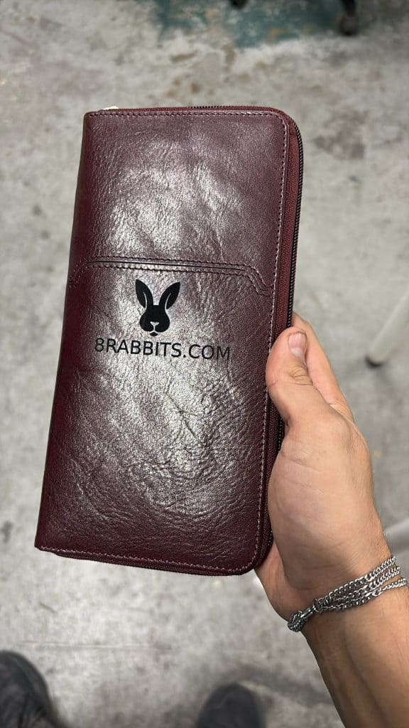 חריטה של לוגו על כיסוי חום כהה לדרכון