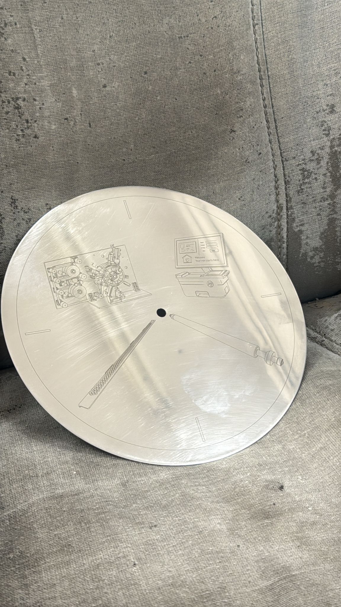 חריטה של סימונים על עיגול נירוסטה