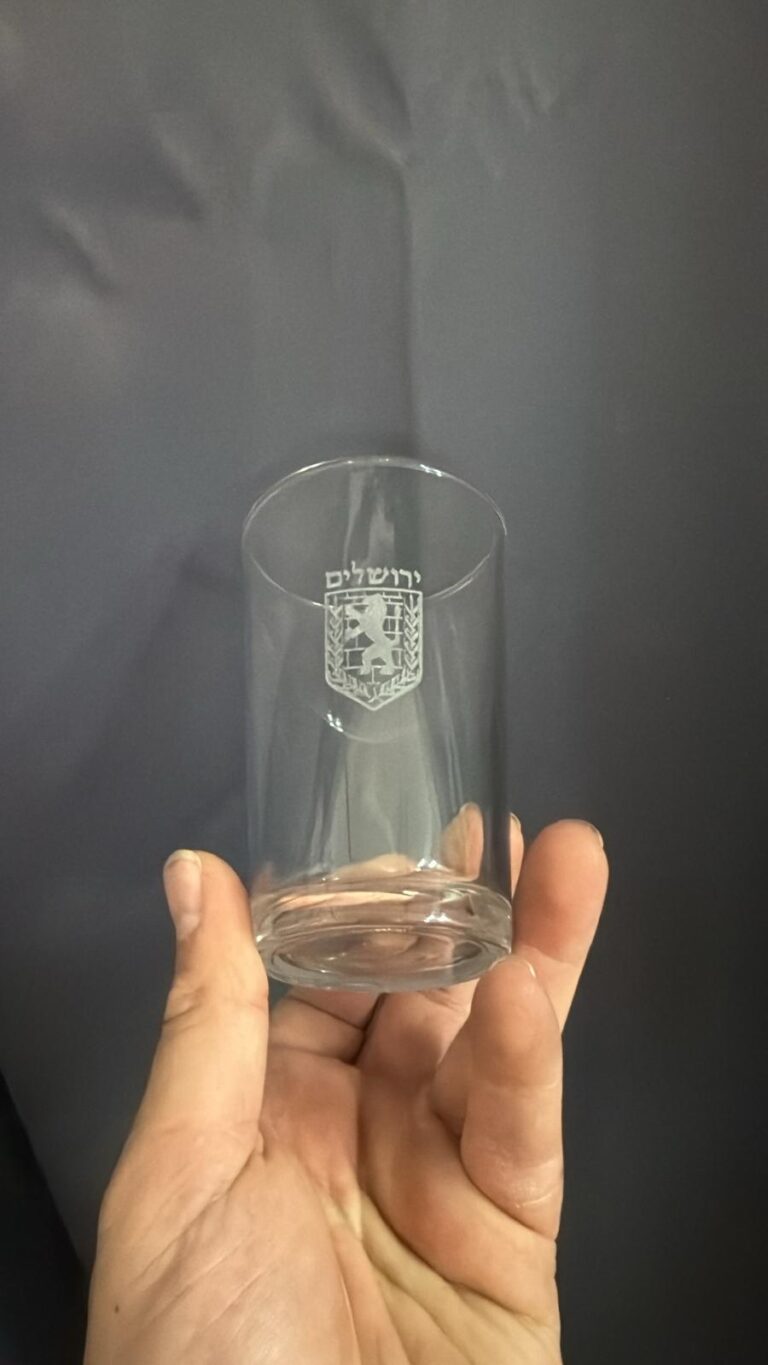 חריטה של סמל ירושלים והאריה על כוס קפה זכוכית