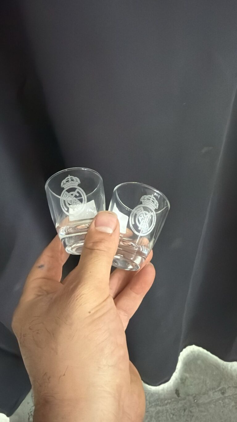 חריטה של סמל ריאל מדריד על שתי כוסות וויסקי זכוכית