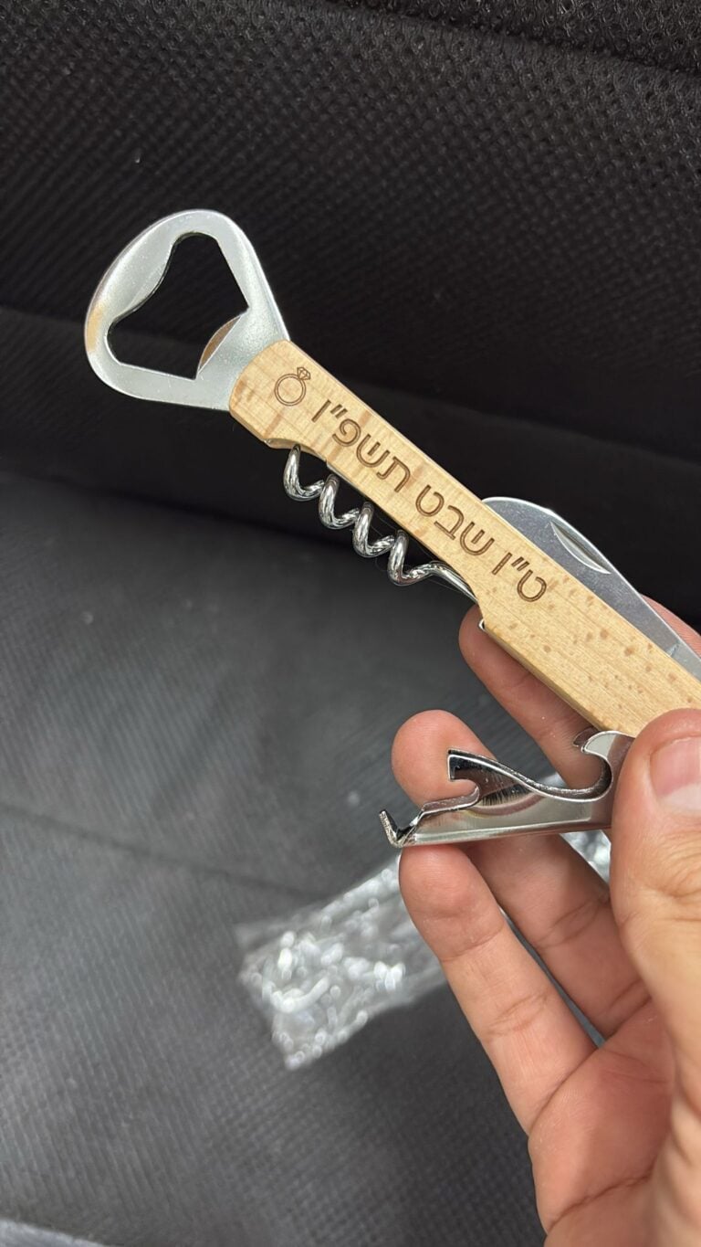 חריטה של פותחן יין עם חריטה לטו בשבט