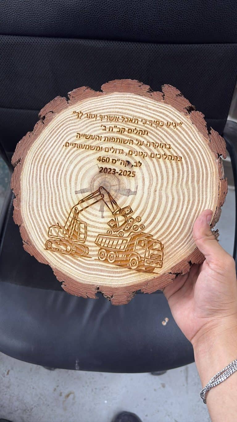 חריטה של רכבי הובלה ופינוי על גבי פרוסת גזע עץ