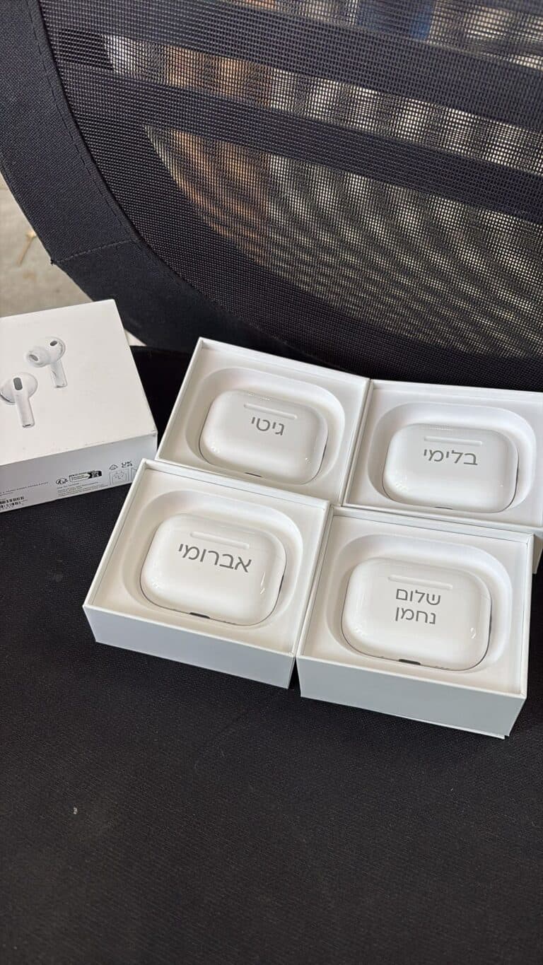 חריטה של שמות על 4 זוגות איירפודס