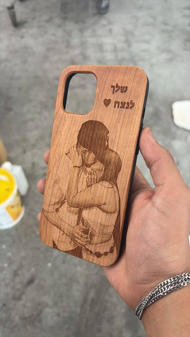 חריטה של תמונה זוגית על מגן לטלפון שלך לנצח
