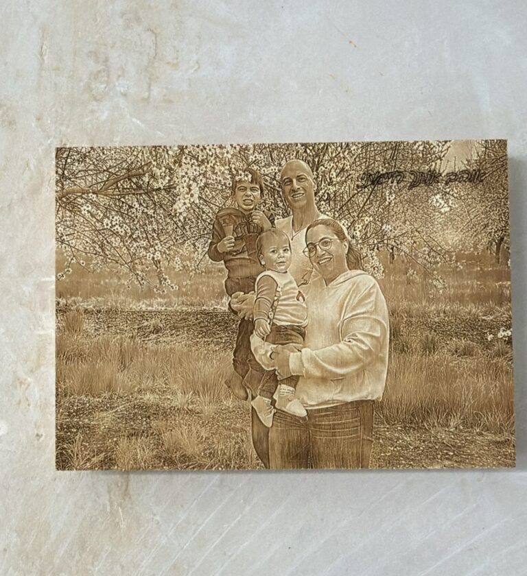 תמונת משפחה בפריחת השקדיות על עץ