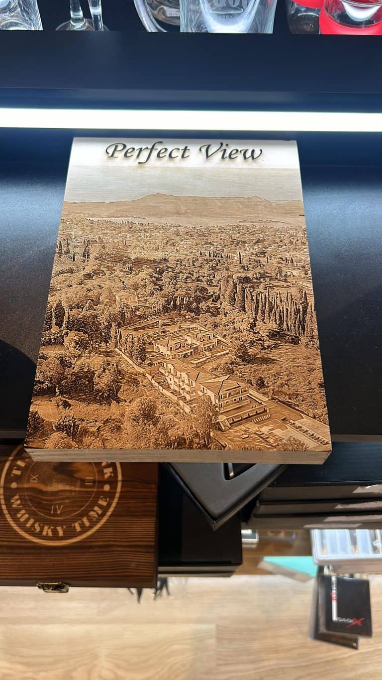 חריטה של תמונת נוף על בלוק עץ