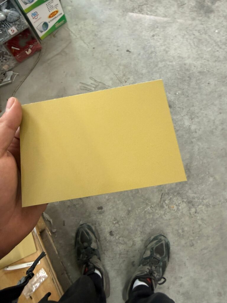 חריטת טקסטורה על לוחית אלומיניום דוגמית בגוון זהב לבדיקת חריטה
