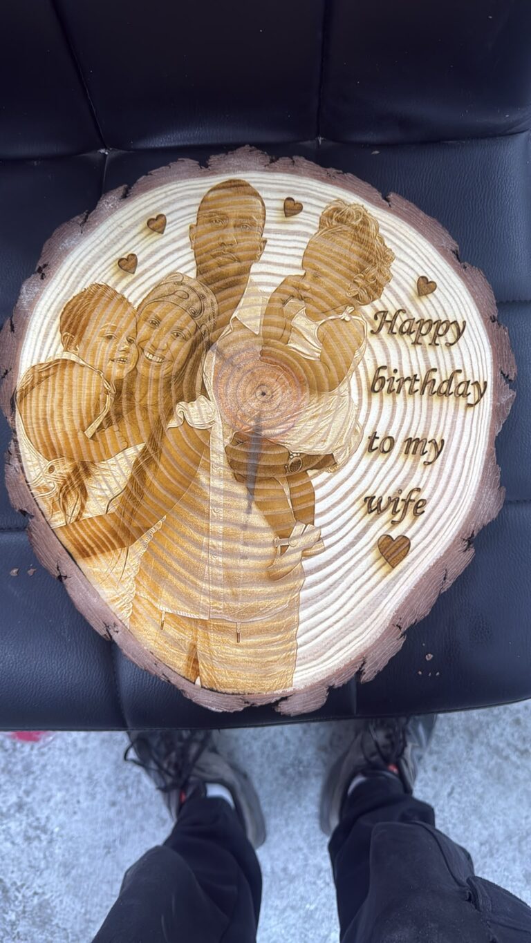 חריטת תמונה משפחתית על פרוסת גזע עץ Happy birthday to my wife