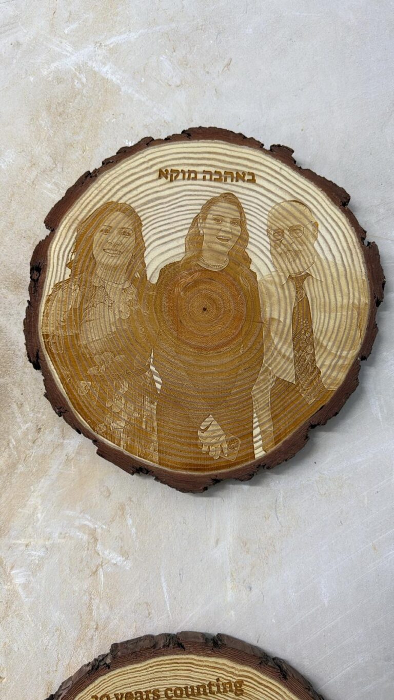 חריטת תמונה משפחתית על פרוסת גזע עץ עם קליפה באהבה מוקא
