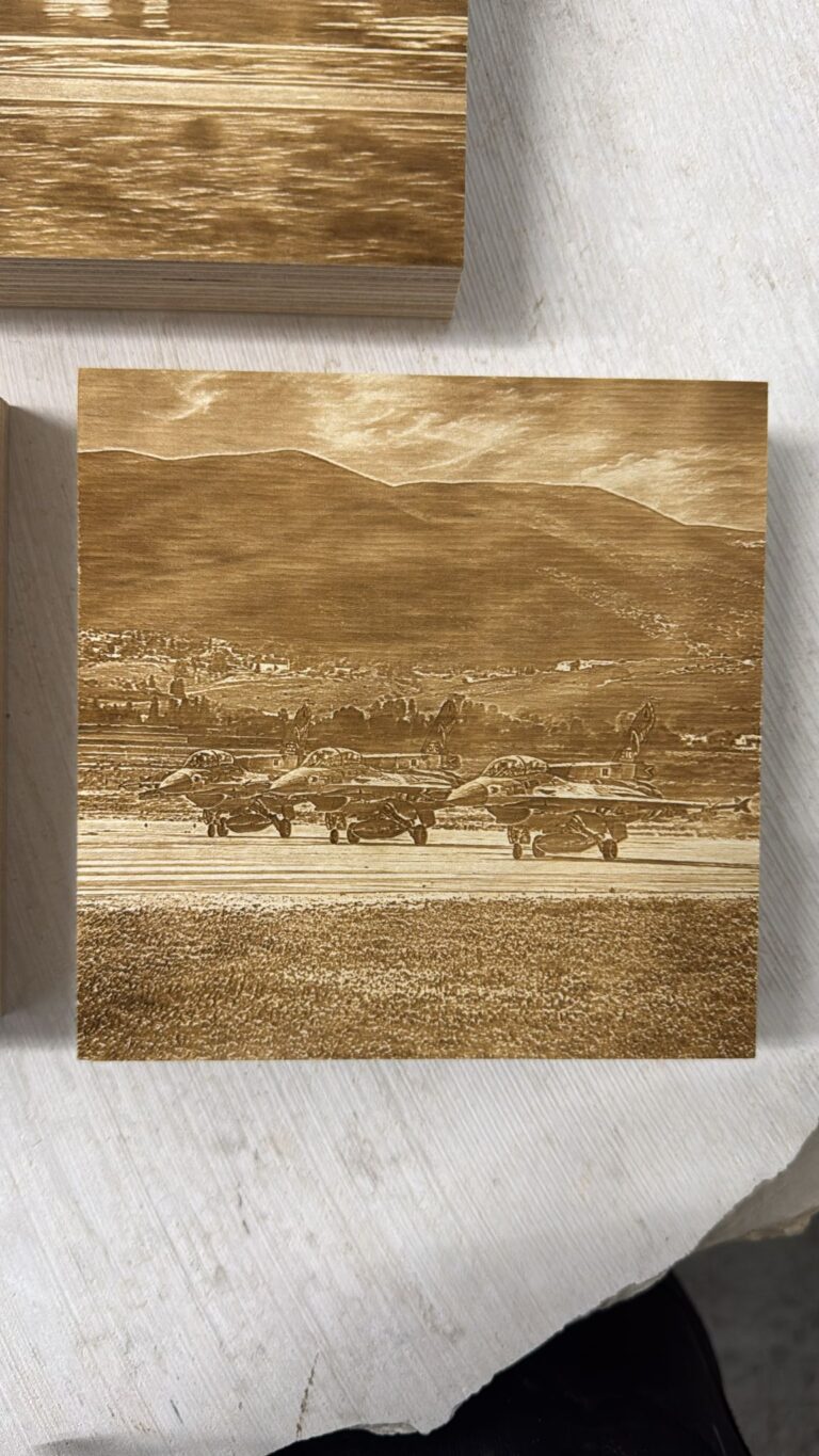חריטת תמונה של שלושה מטוסי אף 16 על המסלול בבלוק עץ