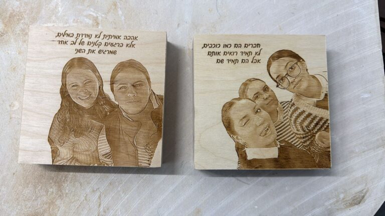 חריטת תמונות על שני בלוקי עץ עם המשפטים אהבה אמיתית לא נמדדת במילים וחברים הם כמו כוכבים