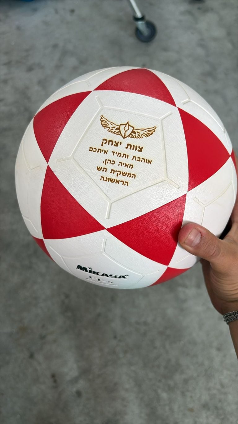 כדורגל אדום עם חריטה צוות יצחק