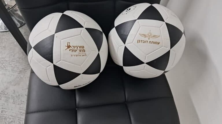 כדורגל עם חריטה עמותת דובדבן ופוציוולי