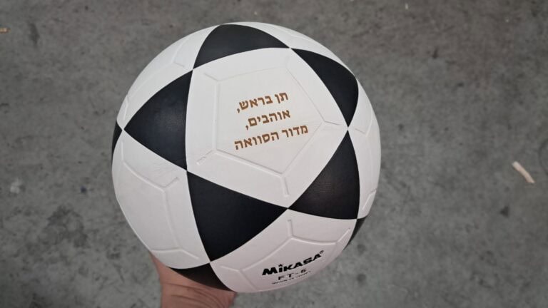 כדורגל עם חריטה תן בראש אוהבים מדור הסוואה