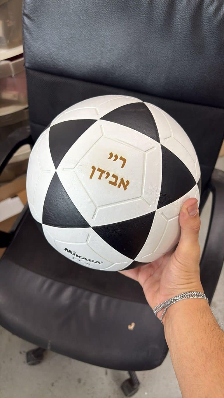 כדורגל שחור עם חריטה ריי אבידן