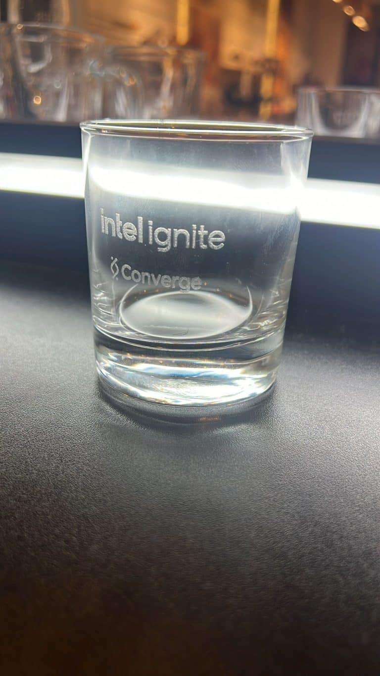 כוס וויסקי עם חריטה intel