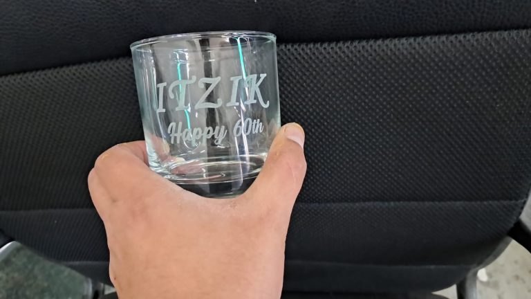 כוס וויסקי עם חריטה איציק באנגלית