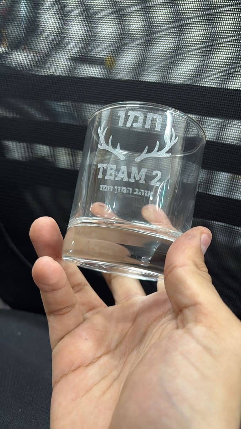 כוס וויסקי עם חריטה חמו וציור קרניים של צבי