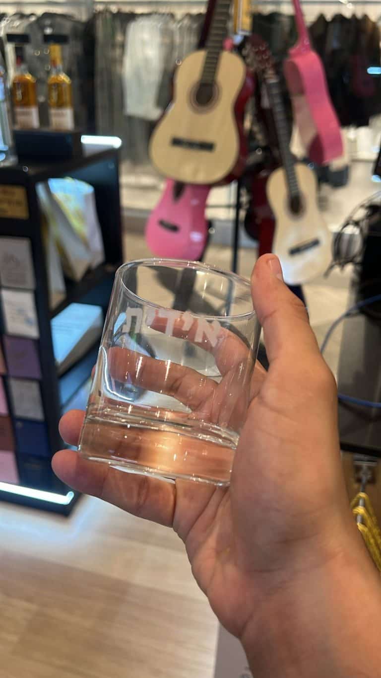 כוס וויסקי עם חריטה עידית