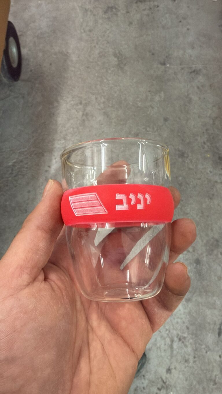 כוס חבק סיליקון אדומה עם חריטה יניב וסמל דרגה