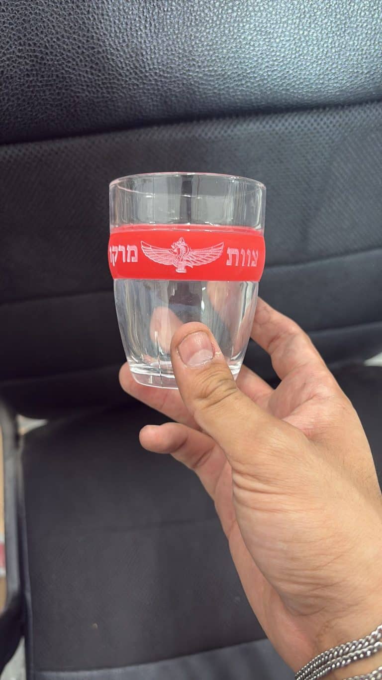 כוס קפה חבק סיליקון אדום עם סמל יחידה צוות מרקו