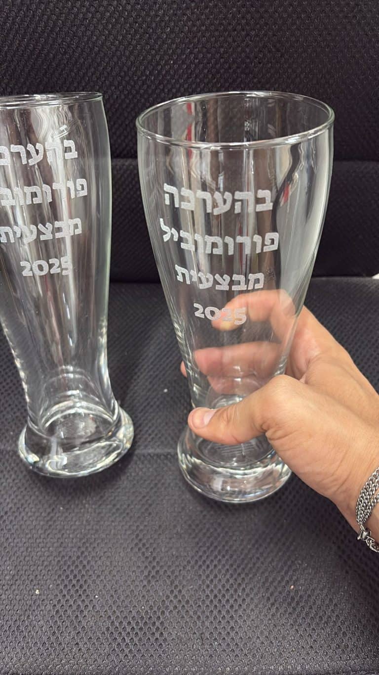 כוסות בירה גבוהות עם חריטה בהערכה פורומוביל מבצעית