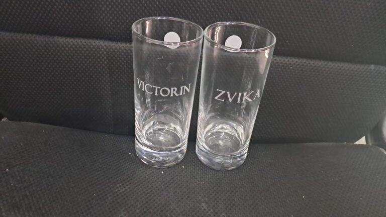 כוסות הייבול עם חריטה ויקטורין וצביקה באנגלית