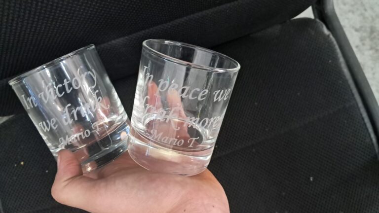 כוסות וויסקי עם חריטה In peace we drink