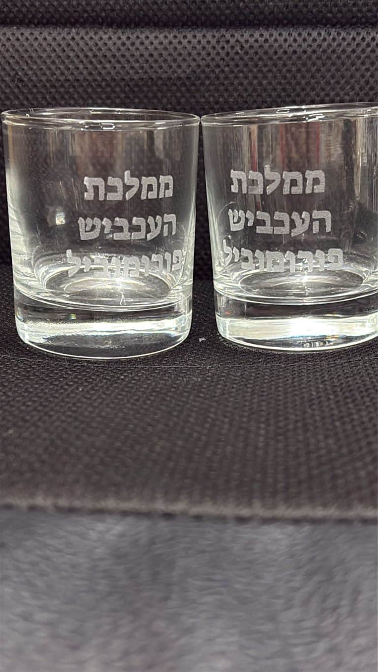 כוסות וויסקי עם חריטה ממלכת העכביש