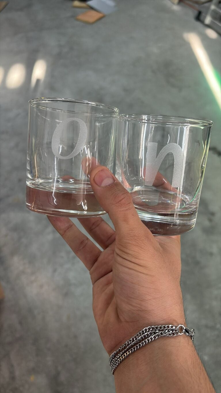 כוסות וויסקי עם חריטה של אות באנגלית