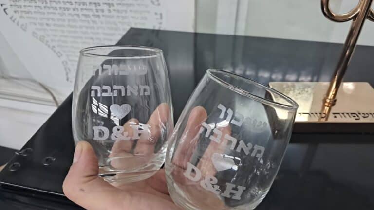 כוסות יין ללא רגל עם חריטה שיכור מאהבה