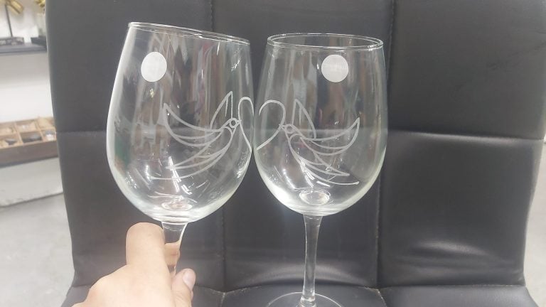 כוסות יין עם חריטה ציור משלים יונה עם לב