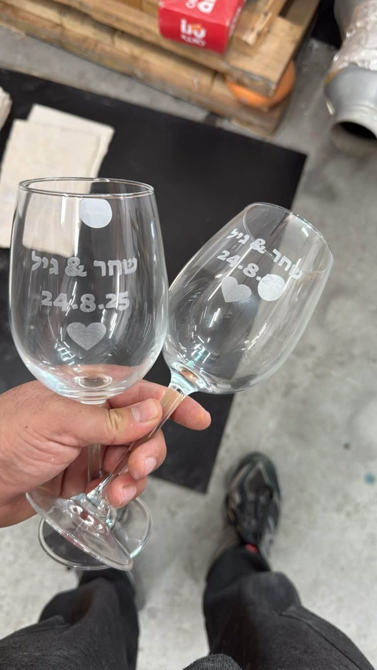 כוסות יין עם חריטה שחר וגיל עם תאריך ולב