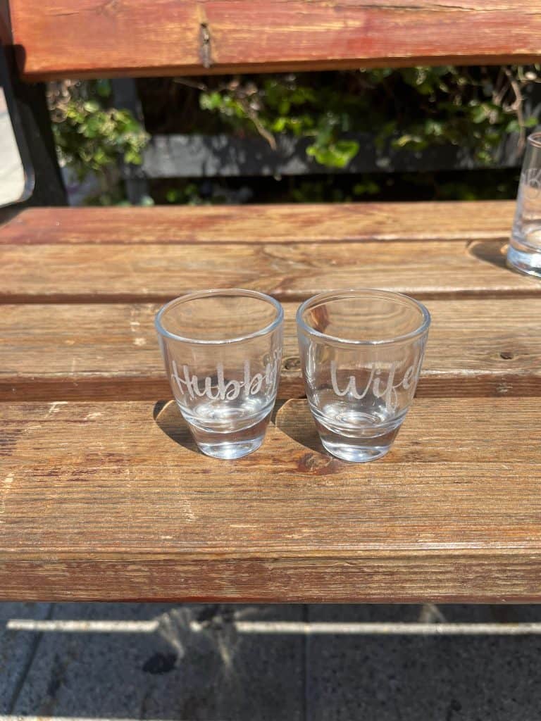 כוסות צייסר עם כיתוב