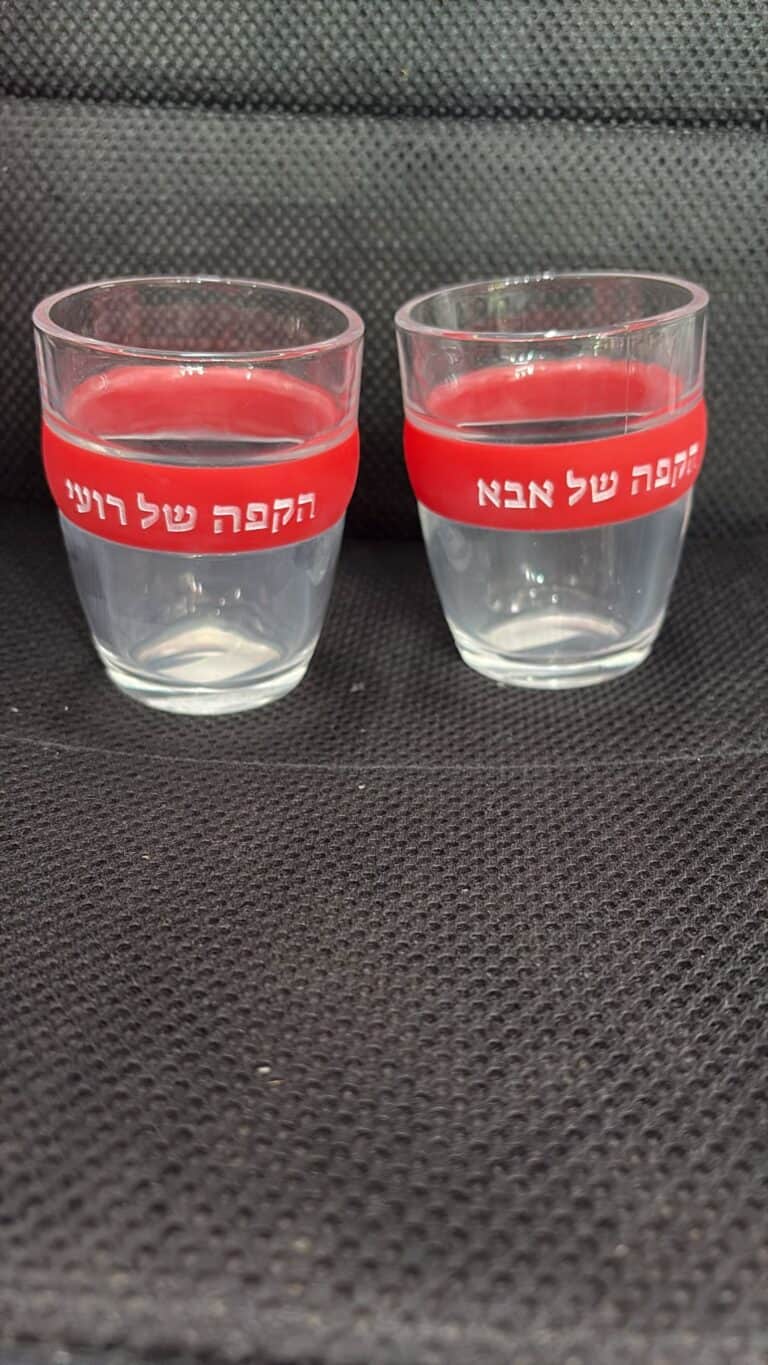 כוסות קפה חבק סיליקון אדום הקפה של אבא והקפה של רועי