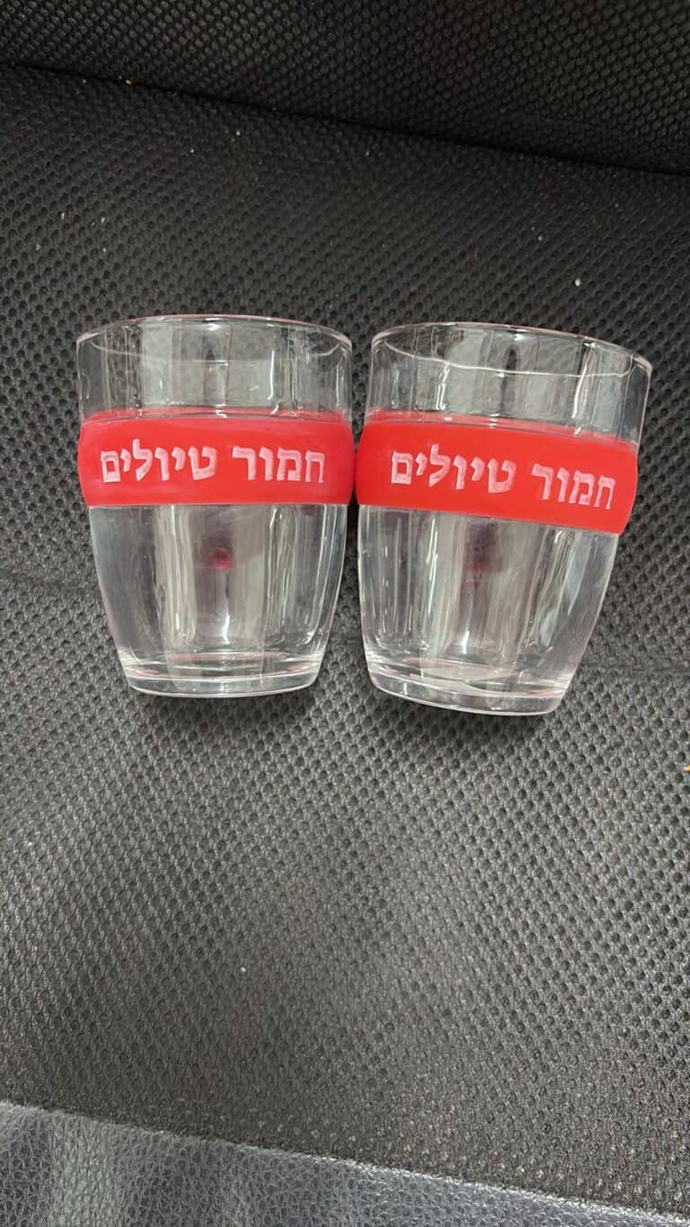 כוסות קפה חבק סיליקון אדום עם חריטה חמור טיולים