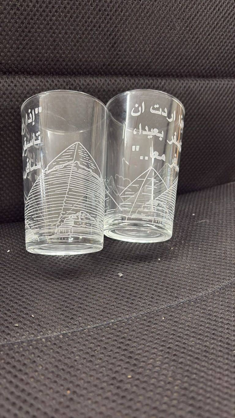 כוסות קפה עם ציור פירמידה וכיתוב בערבית