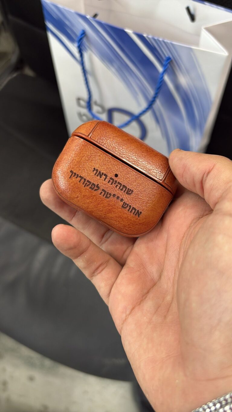 כיסוי איירפודס חום עם חריטה שתהיה ראוי