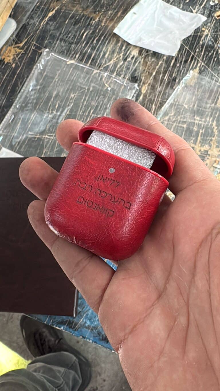כיסוי בורדו לאיירפודס עם חריטה לליאן בהערכה רבה קוונאטום