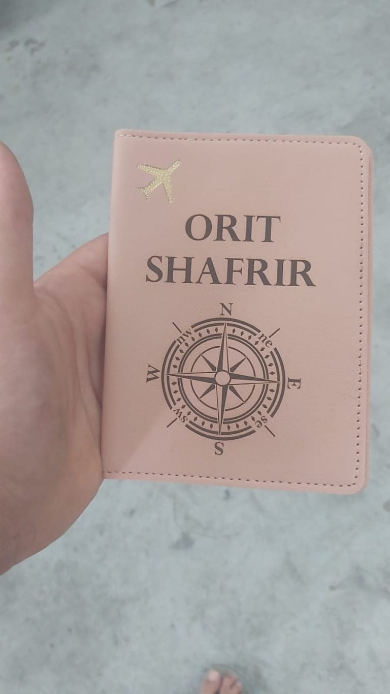 כיסוי ורוד לדרכון עם חריטה אורית שפריר
