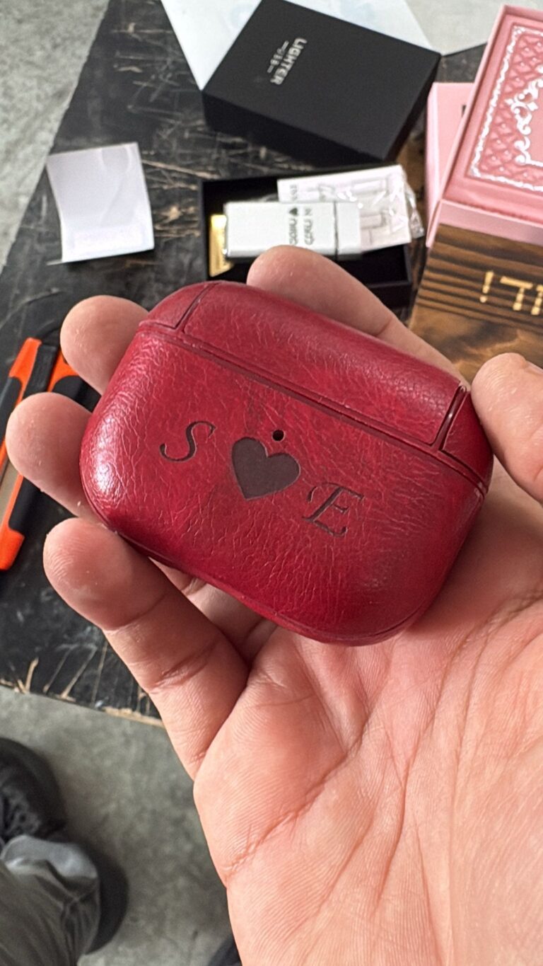 כיסוי לאיירפודס עם חריטה S L באנגלית