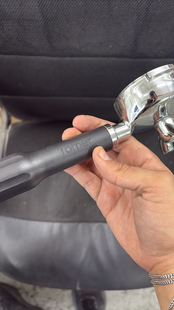 כף בריסטה עם חריטה באנגלית תומר