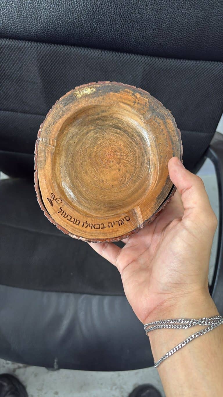 מאפרה מעץ עם חריטה סיגריה בכאילו מגבעול
