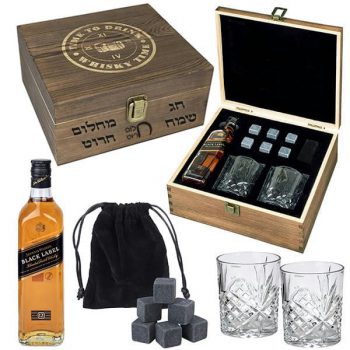 מארז מתנה וויסקי הכולל בקבוק ג'וני ווקר + 2 כוסות ואבני קרח בקופסת עץ מהודרת עם חריטה אישית- 4853