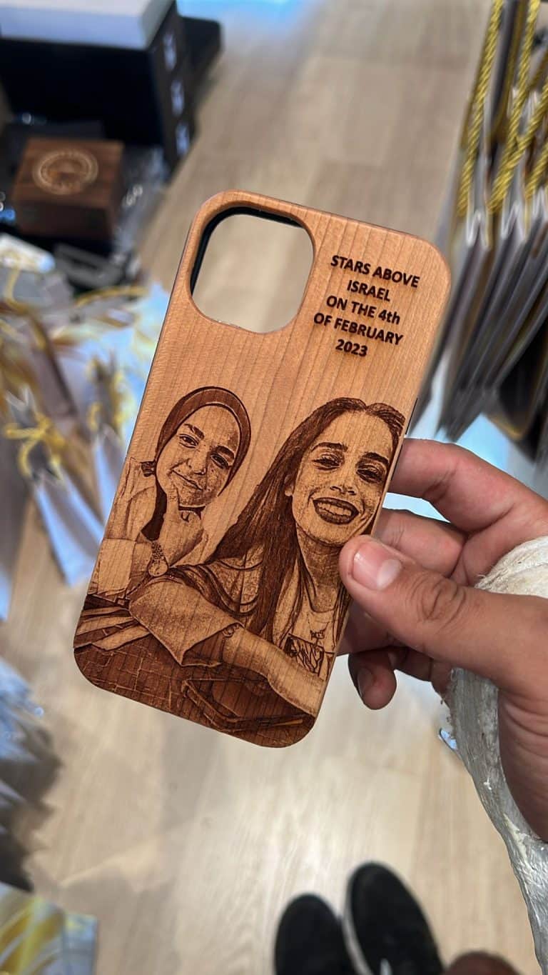 מגן לטלפון עם תמונה של אמא ובת