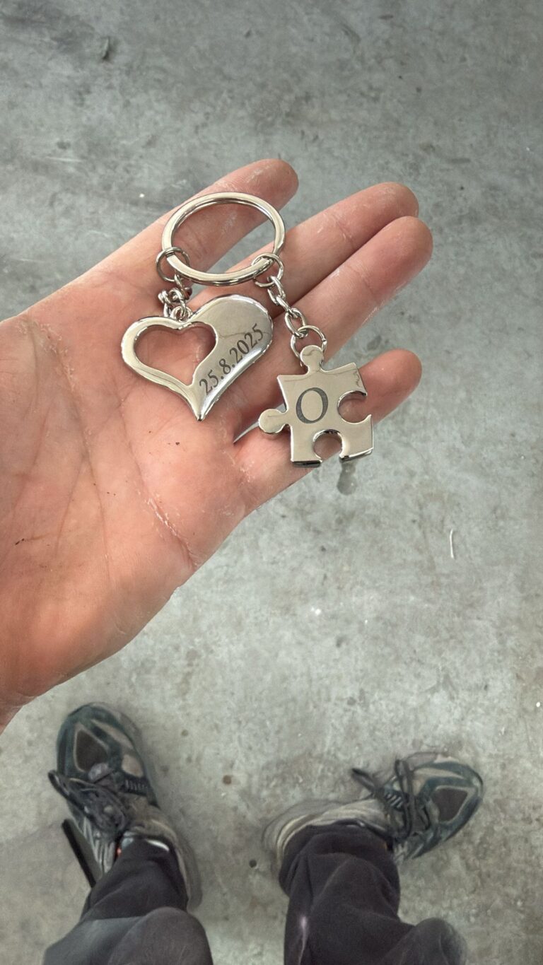 מחזיק מפתחות לב ופאזל עם חריטה של אות ותאריך