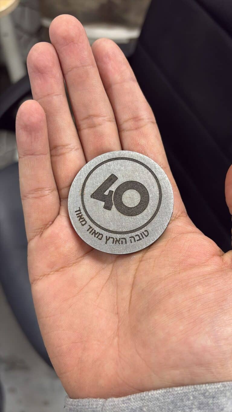מטבע מתכת עם חריטה ליום הולדת 40